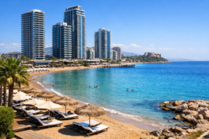 ساحل لانگ بیچ در شهر اسکله قبرس شمالی با برج‌های مدرن، دریای مدیترانه و فضای مناسب زندگی و سرمایه‌گذاری